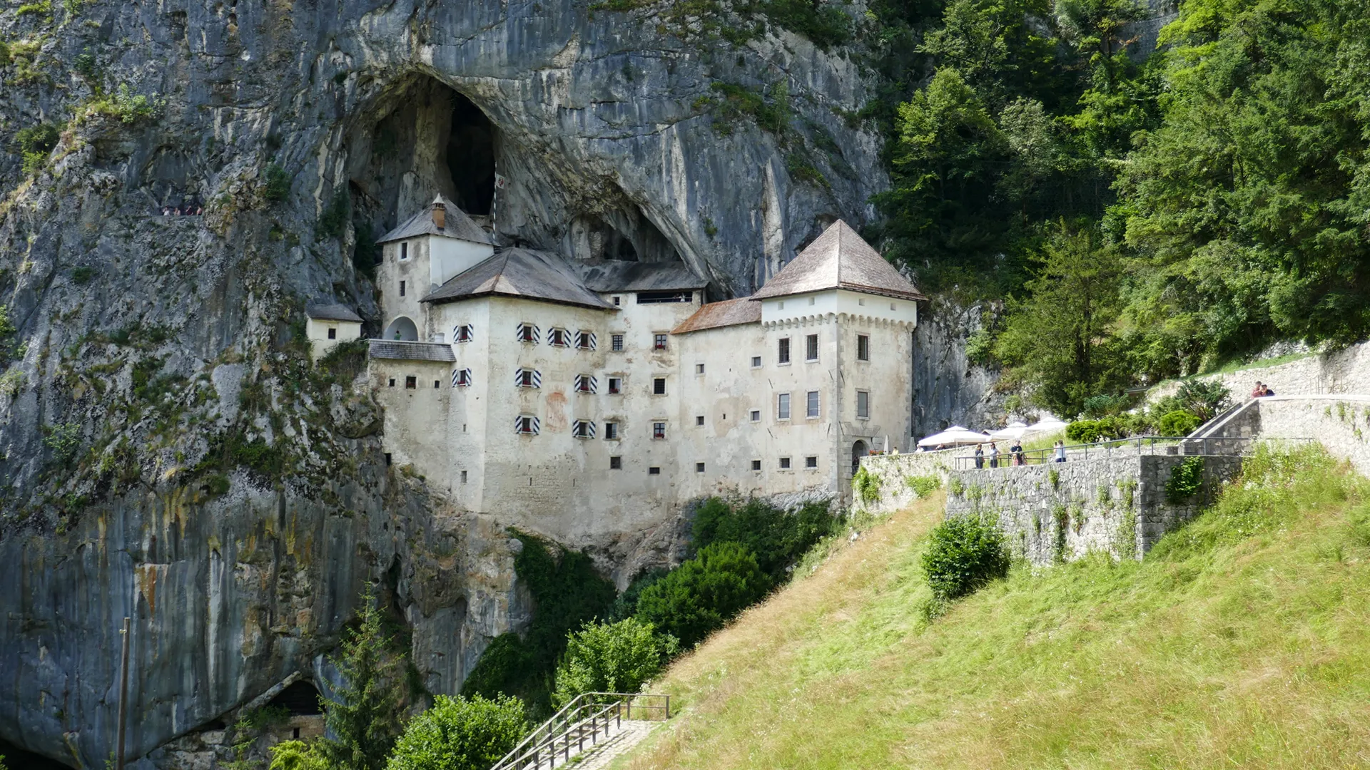 Castelo de Predjama: O Castelo na Caverna da Eslovénia