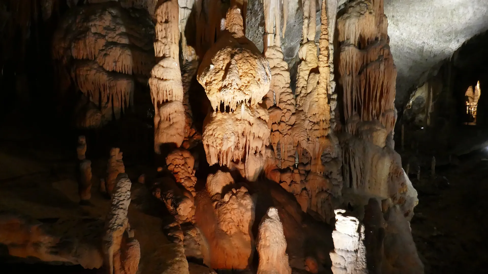 Grutas de Postojna: Uma Viagem ao Mundo Subterrâneo na Eslovénia