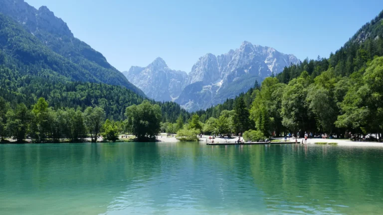 Lago Jasna: Um Tesouro Natural nos Alpes Julianos, Eslovénia